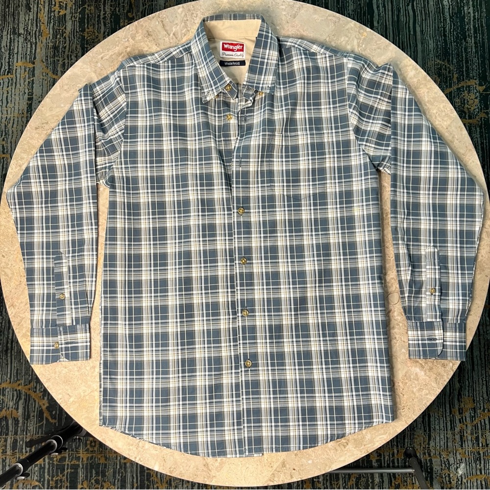 Men’s Wrangler Premium Quality Wrinkle Resist Size Small